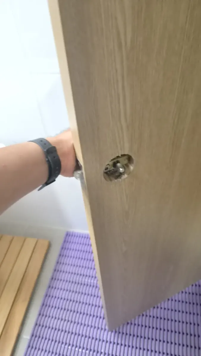원형 손잡이 교체 — 원형 손잡이를 뗀 구멍