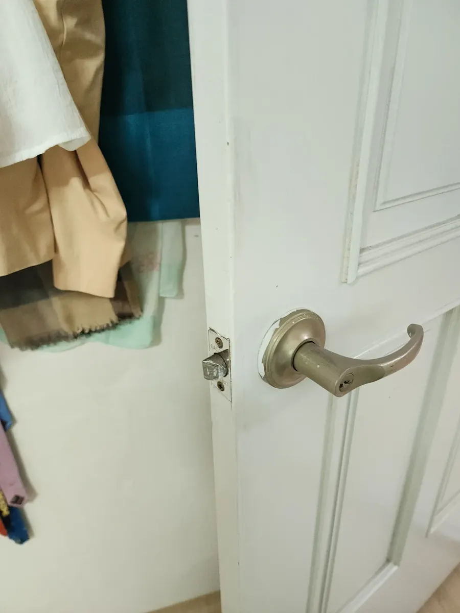 방문 잠김 수리 — 문 옆면 래치