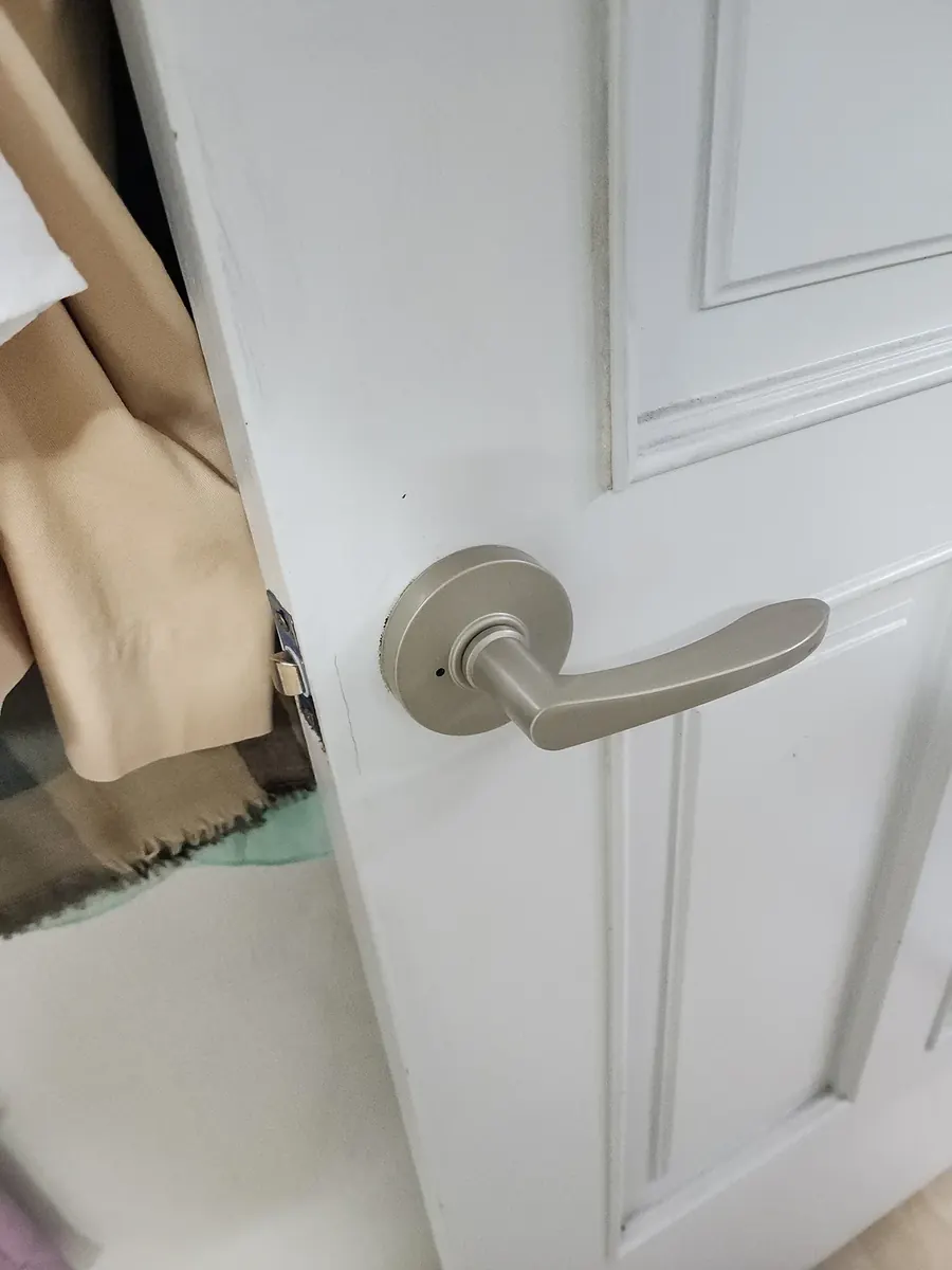 방문 잠김 수리 — 새 방문 손잡이