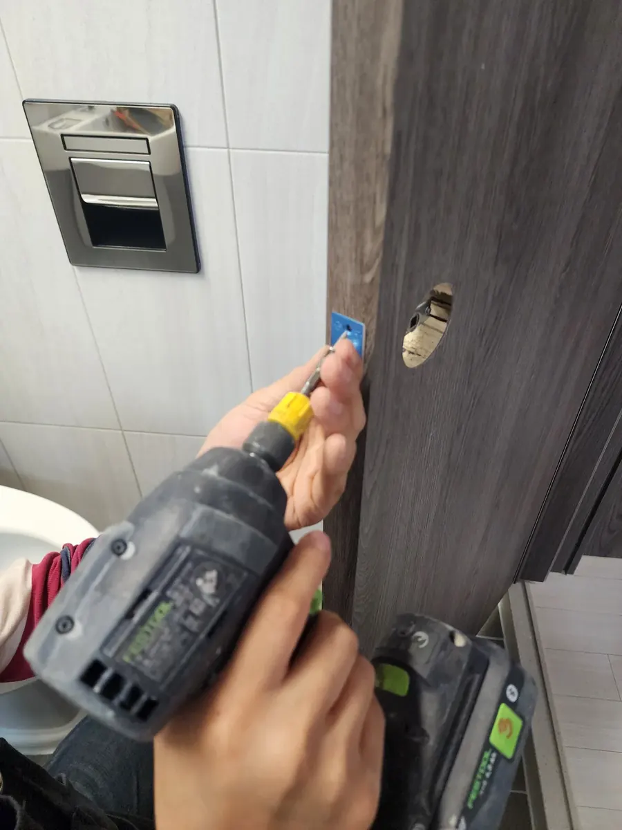레버 손잡이 교체 — 새 래치 고정