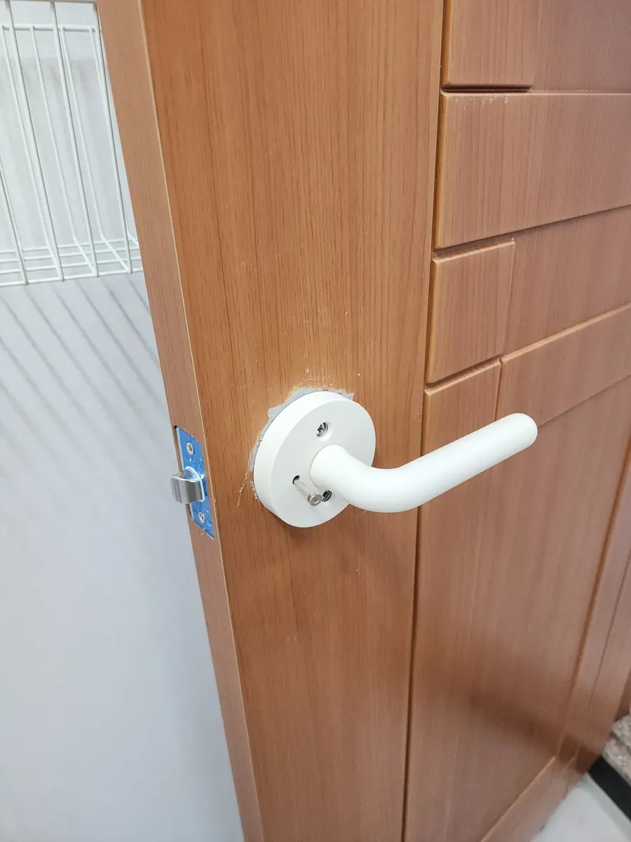 방문 손잡이 고장 — 새 손잡이